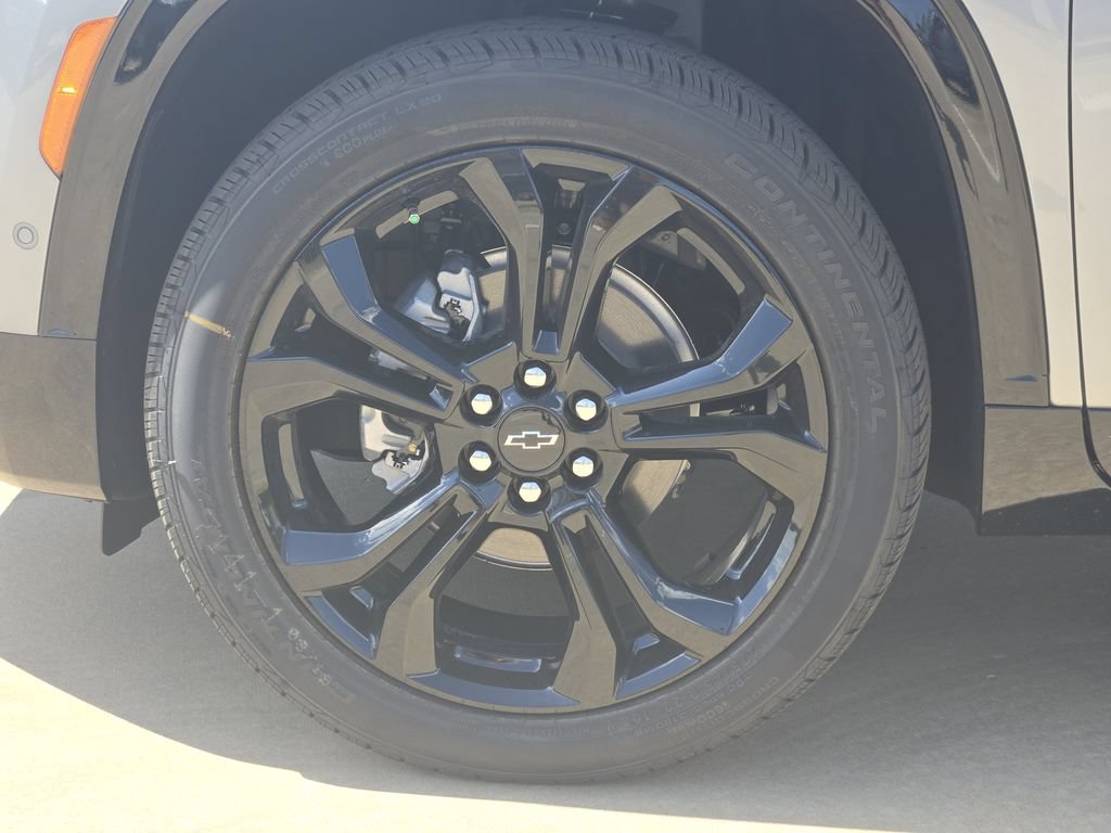 New 2027 Chevrolet Traverse RS w/ LPO, Floor Liner Package FWD image 9