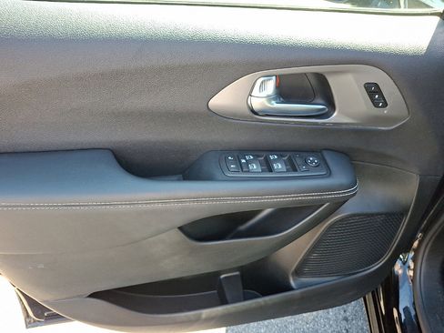 Certified 2025 Chrysler Pacifica Select AWD/4WD image 2