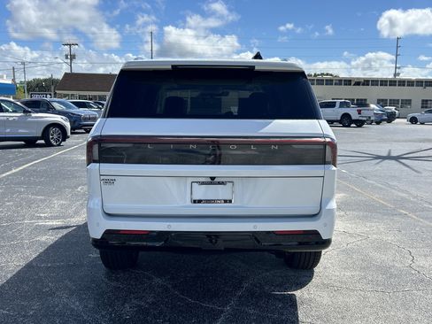 New 2025 Lincoln Navigator Reserve image 4
