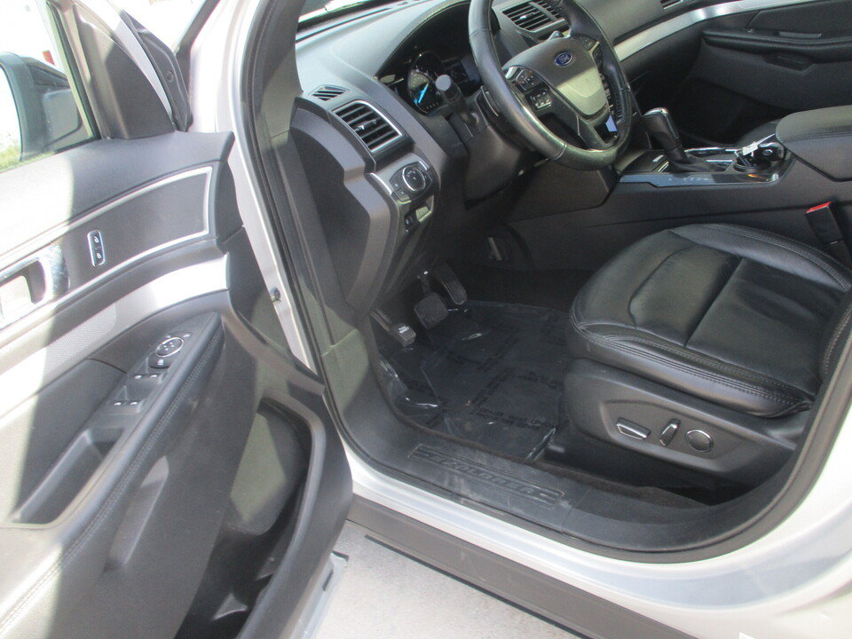 Used 2017 Ford Explorer XLT w/ Equipment Group 202A FWD image 25