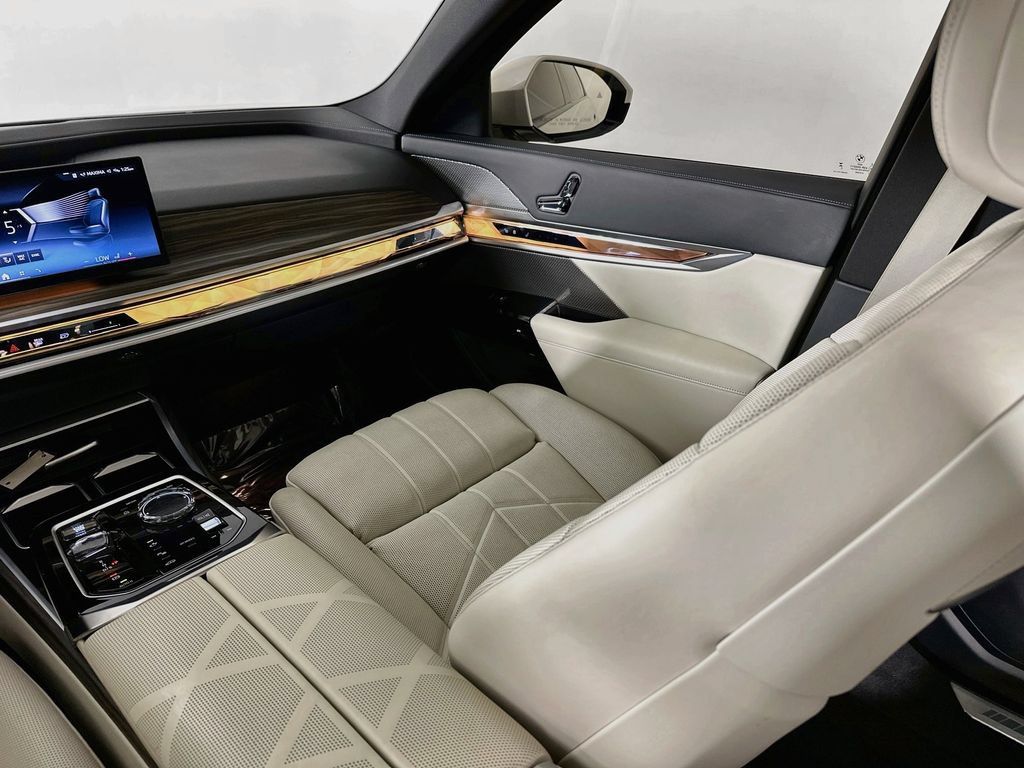 Used 2024 BMW 760i xDrive w/ Premium Package 2 AWD/4WD image 24