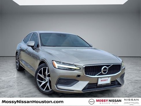 Used 2020 Volvo S60 T5 Momentum FWD image 1