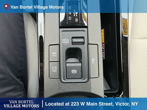 Used 2024 Toyota Prius XLE FWD image 21