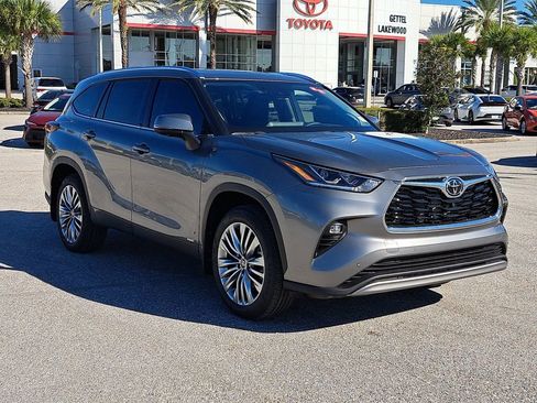 New 2026 Toyota Highlander Platinum image 2