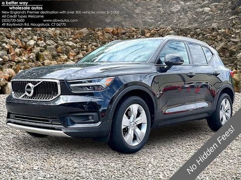 Used 2021 Volvo XC40 T4 Momentum FWD image 1