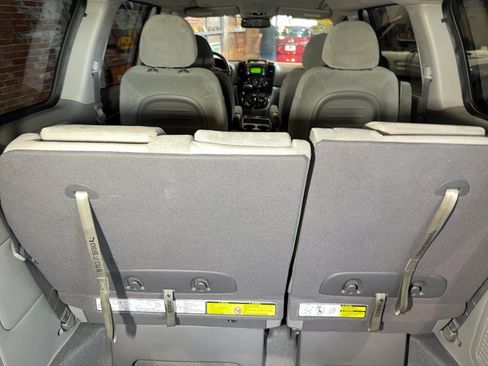 Used 2012 Kia Sedona EX FWD image 84