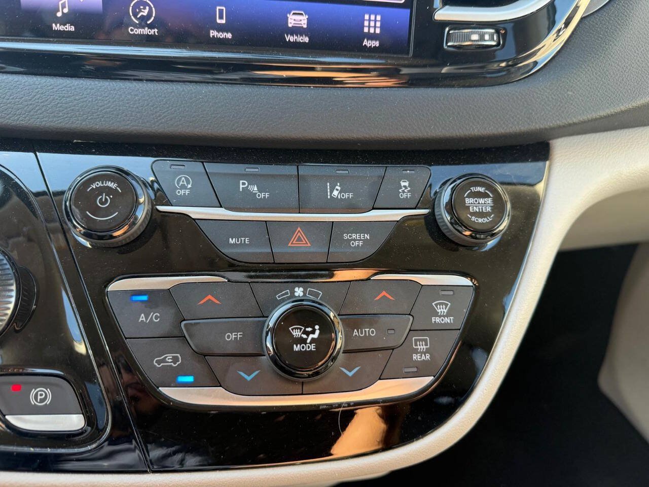 Used 2023 Chrysler Pacifica Touring-L FWD image 18