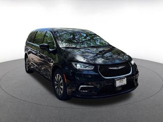 Used 2023 Chrysler Pacifica Touring-L video 2
