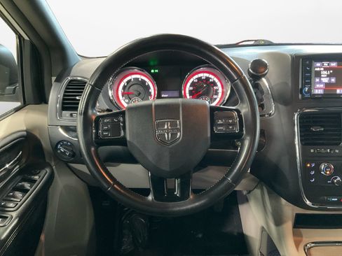 Used 2019 Dodge Grand Caravan SXT FWD image 12