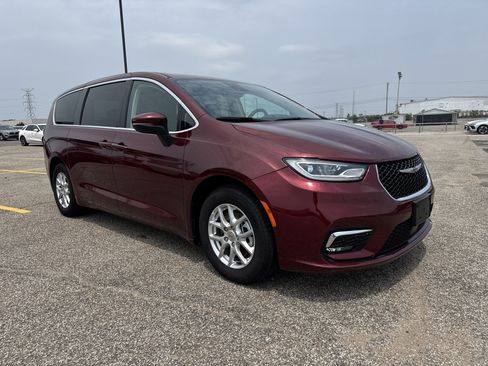 Used 2023 Chrysler Pacifica Touring-L FWD image 4