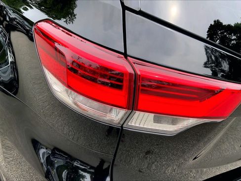 Used 2019 Toyota Highlander LE AWD/4WD image 28
