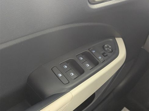 New 2025 Hyundai Venue Limited image 16