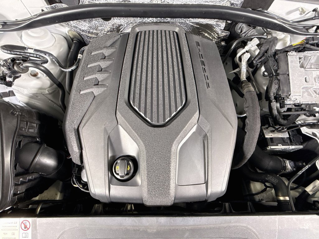 Certified 2023 Porsche Macan AWD/4WD image 28