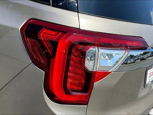 Certified 2023 GMC Acadia SLE image 32