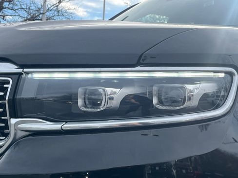 Used 2023 Jeep Grand Wagoneer Series III image 11