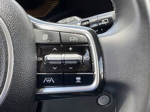 Used 2025 Kia Carnival FWD image 22