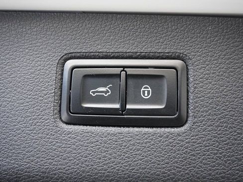 Used 2019 Bentley Bentayga image 76