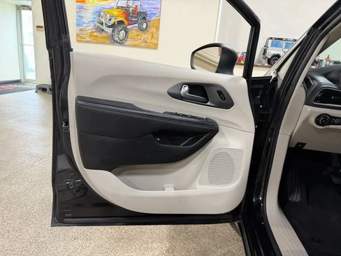 Used 2023 Chrysler Pacifica Touring-L FWD image 38