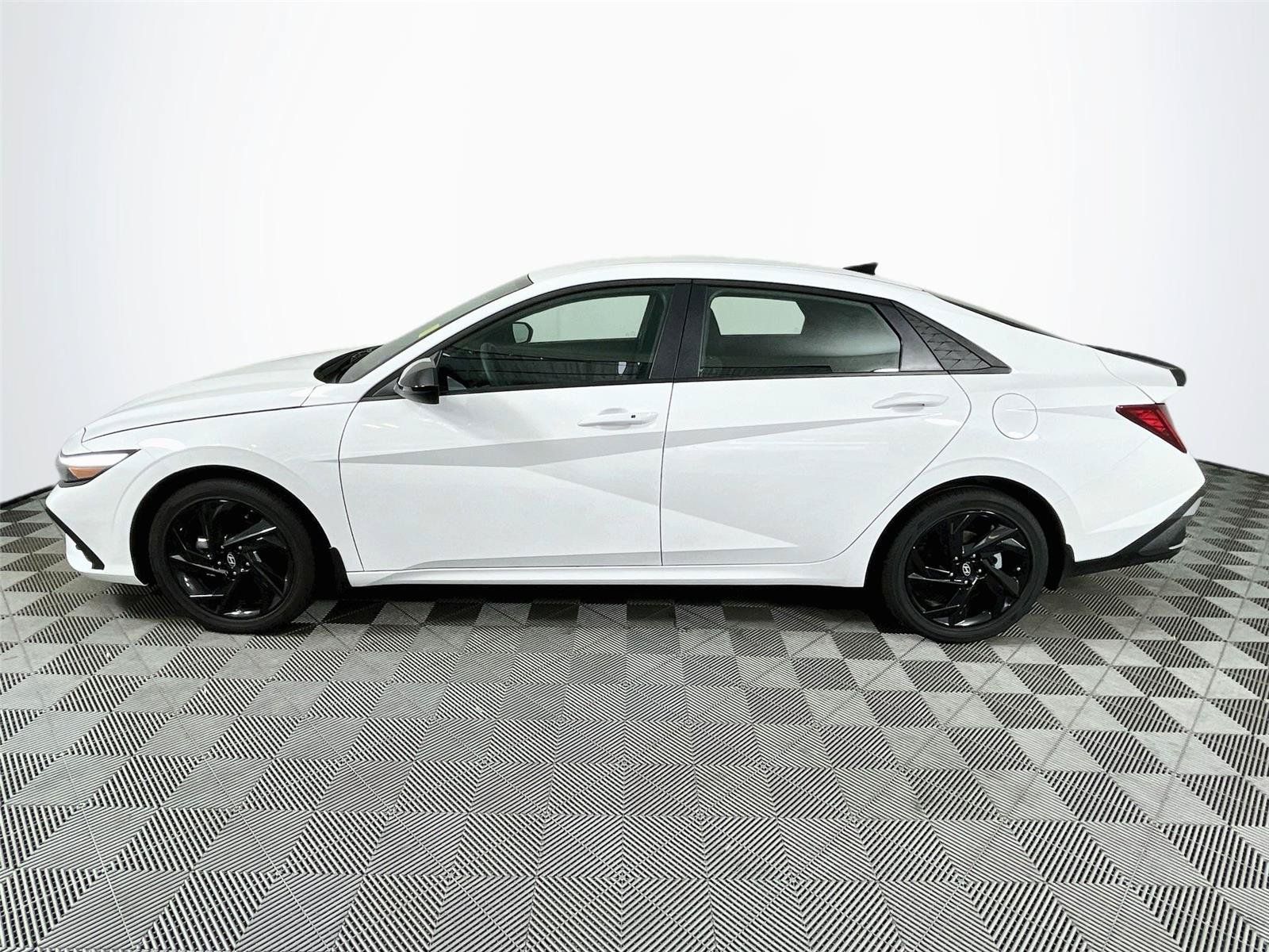 Used 2026 Hyundai Elantra SEL FWD image 4