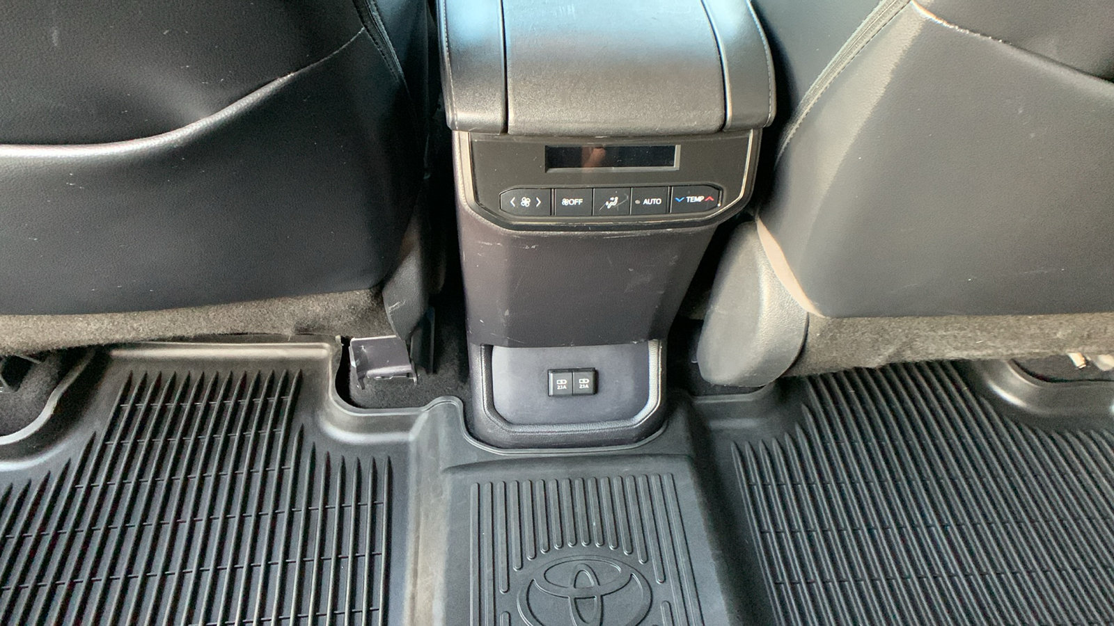 Used 2021 Toyota Highlander XLE AWD/4WD image 21