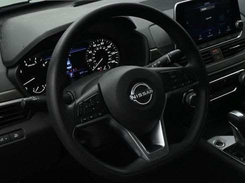 Used 2024 Nissan Altima 2.5 SV FWD image 16