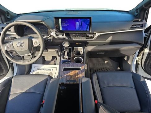 Used 2025 Toyota Sienna Limited image 9
