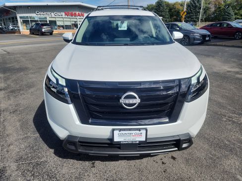 New 2025 Nissan Pathfinder SV w/ Black Appearance Package image 3