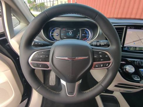 Used 2024 Chrysler Pacifica Limited FWD image 21