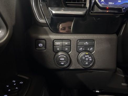 Used 2024 Chevrolet Silverado 1500 LT Trail Boss w/ Convenience Package II AWD/4WD image 18