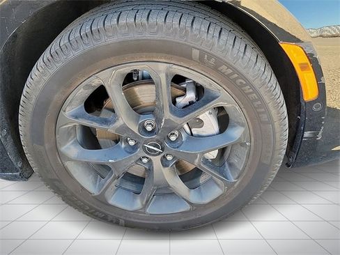 Used 2021 Chrysler Pacifica Limited w/ Uconnect Theater Family Group image 5