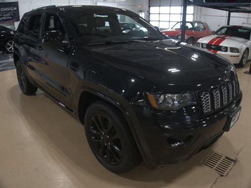 Used 2018 Jeep Grand Cherokee Altitude AWD/4WD image 7