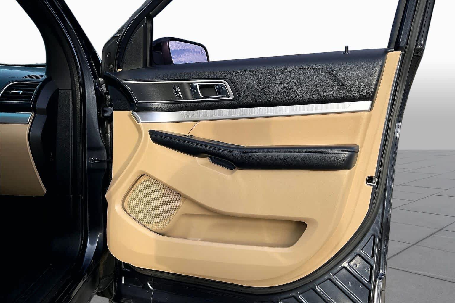 Used 2017 Ford Explorer XLT w/ Equipment Group 202A FWD image 22