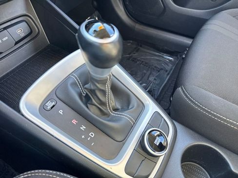 Used 2024 Hyundai Venue SEL image 26