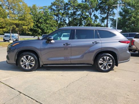 Certified 2021 Toyota Highlander XLE FWD image 2