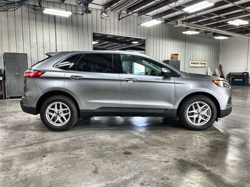 Used 2024 Ford Edge SEL image 9