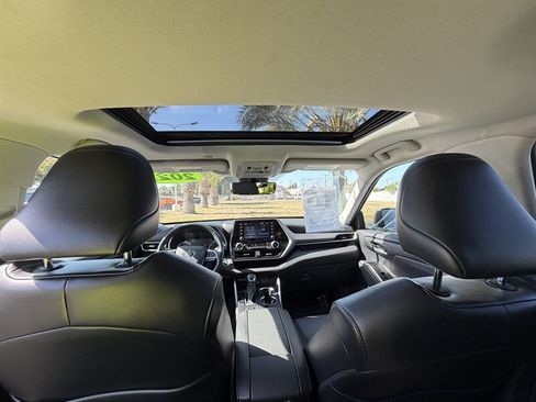 Used 2022 Toyota Highlander XLE AWD/4WD image 31