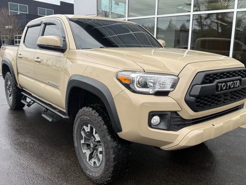 Used 2017 Toyota Tacoma TRD Off-Road w/ Premium & Technology Package image 8