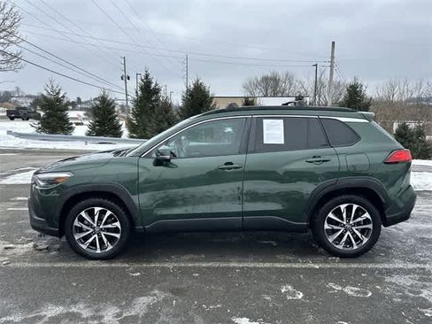 Used 2022 Toyota Corolla Cross XLE image 2