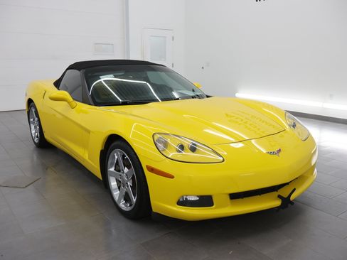Used 2007 Chevrolet Corvette Coupe w/ Preferred Equipment Group RWD image 2