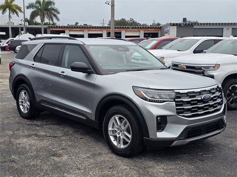 Used 2025 Ford Explorer Active w/ Active Comfort Package image 2
