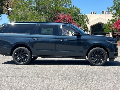 New 2026 Lincoln Navigator L Reserve w/ Jet Appearance Package AWD/4WD image 3