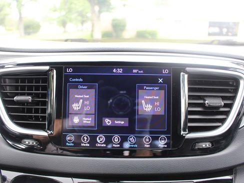 Used 2018 Chrysler Pacifica Touring-L Plus w/ S Appearance Package FWD image 24