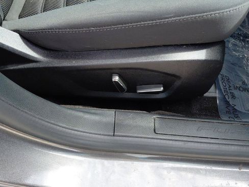 Used 2018 Ford Fusion SE w/ Fusion SE Technology Package FWD image 13
