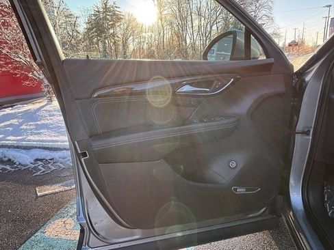 Used 2021 Buick Envision Essence w/ Technology Package I image 9