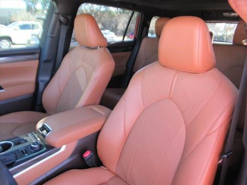 Used 2022 Toyota Highlander Platinum image 15