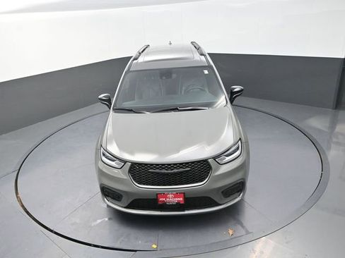 Used 2025 Chrysler Pacifica Limited image 21