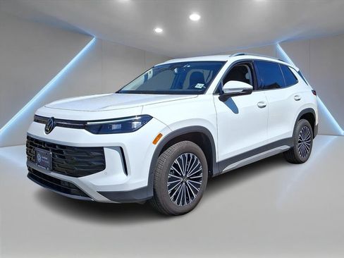 Certified 2025 Volkswagen Tiguan S w/ 18" Wheel Package AWD/4WD image 1