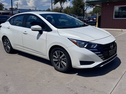 Used 2023 Nissan Versa SV FWD image 3