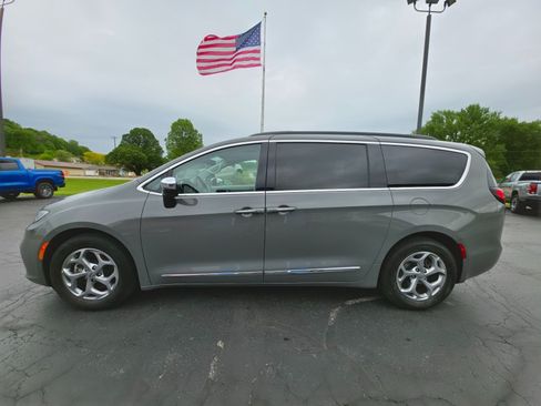 Used 2023 Chrysler Pacifica Limited FWD image 2
