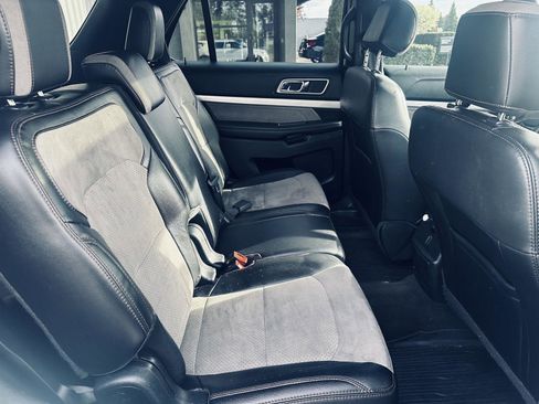 Used 2017 Ford Explorer XLT w/ Equipment Group 202A image 4